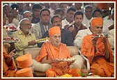 Swamishri, senior sadhus and devotees perform the pratishtha arti 