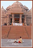 Yagnas are performed in the morning in all directions around the monument, with sadhus praying for peace and harmony