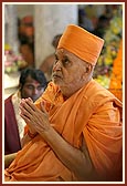Swamishri praying to the murti of Bhagwan Swaminarayan