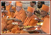 Swamishri, senior sadhus and devotees perform the pratishtha arti 