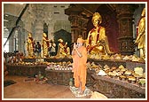 Swamishri humbly bows to the devotees