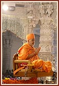 Swamishri prays to Bhagwan Swaminarayan