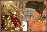 Swamishri performs pujan ritual of Guru Parampara