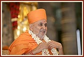 Swamishri is honored with a garland on the occasion