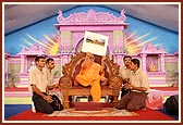 Swamishri inaugurates the new website for Swaminarayan Akshardham, New Delhi www.akshardham.com