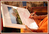 Swamishri writes blessings for the new website