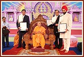 (L to R) Proprietor of TV Asia channel, Shri H. R. Shah, Swamishri, Dr. Bhupi Patel and Shri Sant Chatwal