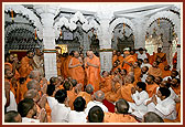 Swamishri conveys his New Year's Jai Swaminarayan to the sadhus, parshads and devotees