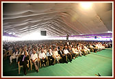 Devotees engaged in darshan of Swamishri's morning puja