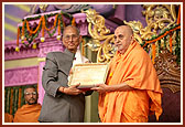 Presenting a memento to Shri L.M. Singhvi