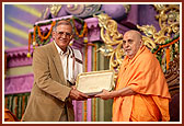 Swamishri presents a memento to Shri Vijay Kapoor, former Lt. Governor of Delhi