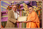 Swamishri presents a memento to Shri Vijay Kapoor, former Lt. Governor of Delhi