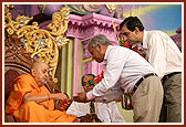 Swamishri blesses a guest