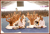 Swamishri and diksha participants raise the janois