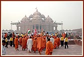 Procession enters the Akshardham complex with the murti being carried by the senior sadhus and others towards the monument