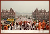 Procession enters the Akshardham complex with the murti being carried by the senior sadhus and others towards the monument