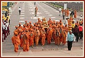 Procession enters the Akshardham complex with the murti being carried by the senior sadhus and others towards the monument