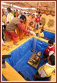 As part of the pratishtha rituals the chal murti of Bhagwan Swaminarayan is first placed in a kund filled with wheat grains in the yagnashala in Bhakti Mandapam