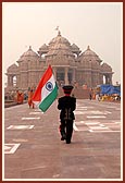 Procession enters the Akshardham complex with the murti being carried by the senior sadhus and others towards the monument