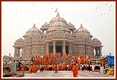 All the sadhus lend a hand in carrying the chal murti of Bhagwan Swaminarayan inside the monument for the murti-pratishtha rituals