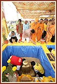 As part of the pratishtha rituals the chal murti of Bhagwan Swaminarayan is first placed in a kund filled with wheat grains in the yagnashala in Bhakti Mandapam