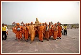 Procession enters the Akshardham complex with the murti being carried by the senior sadhus and others towards the monument