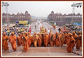 Procession enters the Akshardham complex with the murti being carried by the senior sadhus and others towards the monument