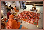 Pujya Tyagvallabh Swami and Pujya Mahant Swami perform abhishek of the chal murti of Bhagwan Swaminarayan