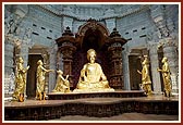 The murtis of Bhagwan Swaminarayan and the Guru Parampara in the center of the Akshardham monument