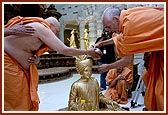 Pujya Tyagvallabh Swami and Pujya Mahant Swami perform abhishek of the chal murti of Bhagwan Swaminarayan