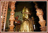 Pujya Mahant Swami performs abhishek of the main murti of Bhagwan Swaminarayan