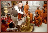 Shri L.K. Advani performs abhishek of the chal murti of Bhagwan Swaminarayan