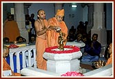 Swamishri performs abhishek of Shri Nilkanth Varni