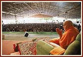 Swamishri humbly bows to all after his puja