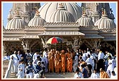 Swamishri departs from Bharuch 