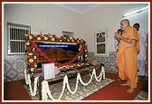 On the 141st birthday of Shastriji Maharaj, Swamishri engaged in darshan in Shastriji Maharaj's room