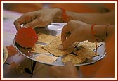 Swamishri performs pujan of the gold yantras which are to be placed under the murti