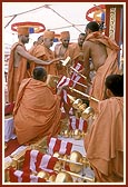 Swamishri performs pujan of kalashes and flagstaffs