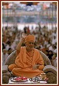 Swamishri blesses the participants of murti-pratishtha yagna