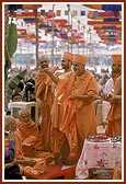 Swamishri blesses devotees by showering rice grains