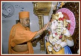 Swamishri performs murti-pratishtha pujan of Shri Hanumanji and Shri Ganapatiji