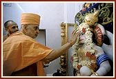 Swamishri performs murti-pratishtha pujan of Shri Hanumanji and Shri Ganapatiji