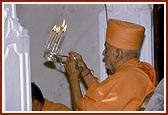Swamishri and devotees perform first arti of Shri Ghanshyam Maharaj