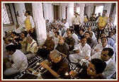 Swamishri and devotees perform first arti of Shri Ghanshyam Maharaj