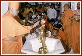 Swamishri performs murti-pratishtha of Shri Nilkanth Varni in Ranga Mandap