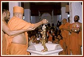 Swamishri performs murti-pratishtha of Shri Nilkanth Varni in Ranga Mandap