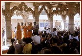 Swamishri arrives at BAPS Shri Swaminarayan Mandir, Anand 