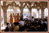 Swamishri arrives at BAPS Shri Swaminarayan Mandir, Anand&nbsp;