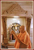 Swamishri performs arti of Thakorji