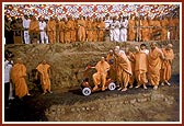 Swamishri inspects the ongoing construction in mandir complex